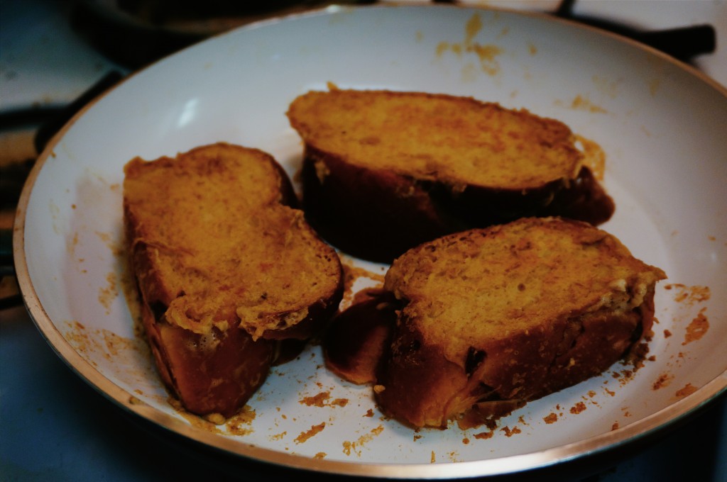 Cook up the French toast slices in an oiled pan, until golden-brown on both sides