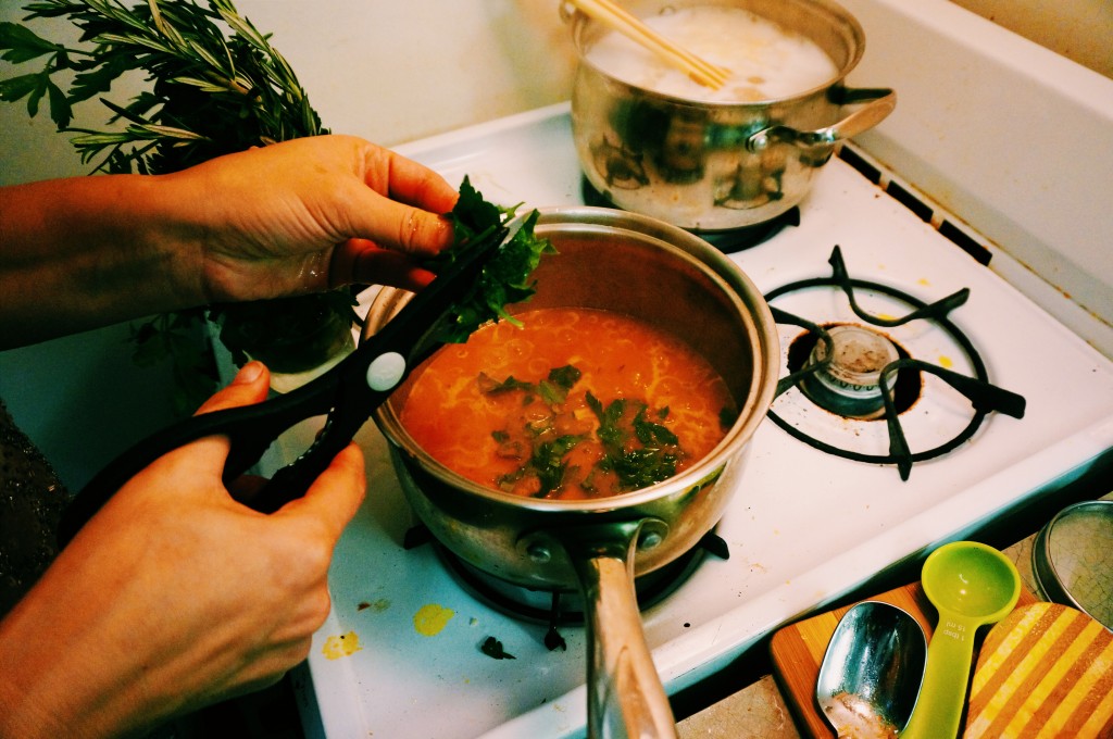 I like to use my kitchen shears to get a rough chop