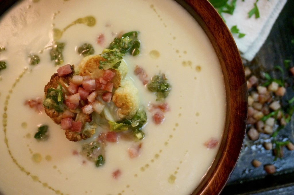 This Creamy Cauliflower Soup has ZERO cream and only 4! Ingredients {Vegan} {Vegetarian} {Dairy-Free} | Suitcase Foodist